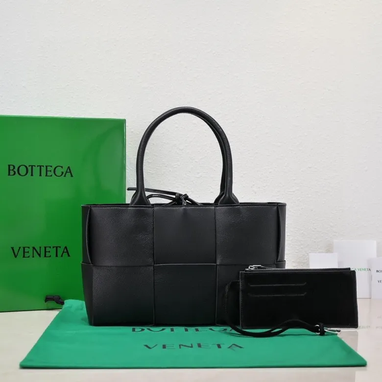 Batch 1760 medium arco pebbled grain, BottegaVeneta# official website latest pebbled grain cowhide with suede lining, SLIP tote handbag, and the logo has been changed to the side 😍The oversized woven design really makes it a huge gap from ordinary tote bags 🔗🔗Different color combinations for the inner and outer layers ⛓Daniel Lee leads the brand's DNA to continue to evolve with fresh inspiration🧬🧬showing a balanced style of luxury and reality👉: 30*20*12 Model: 9893#
